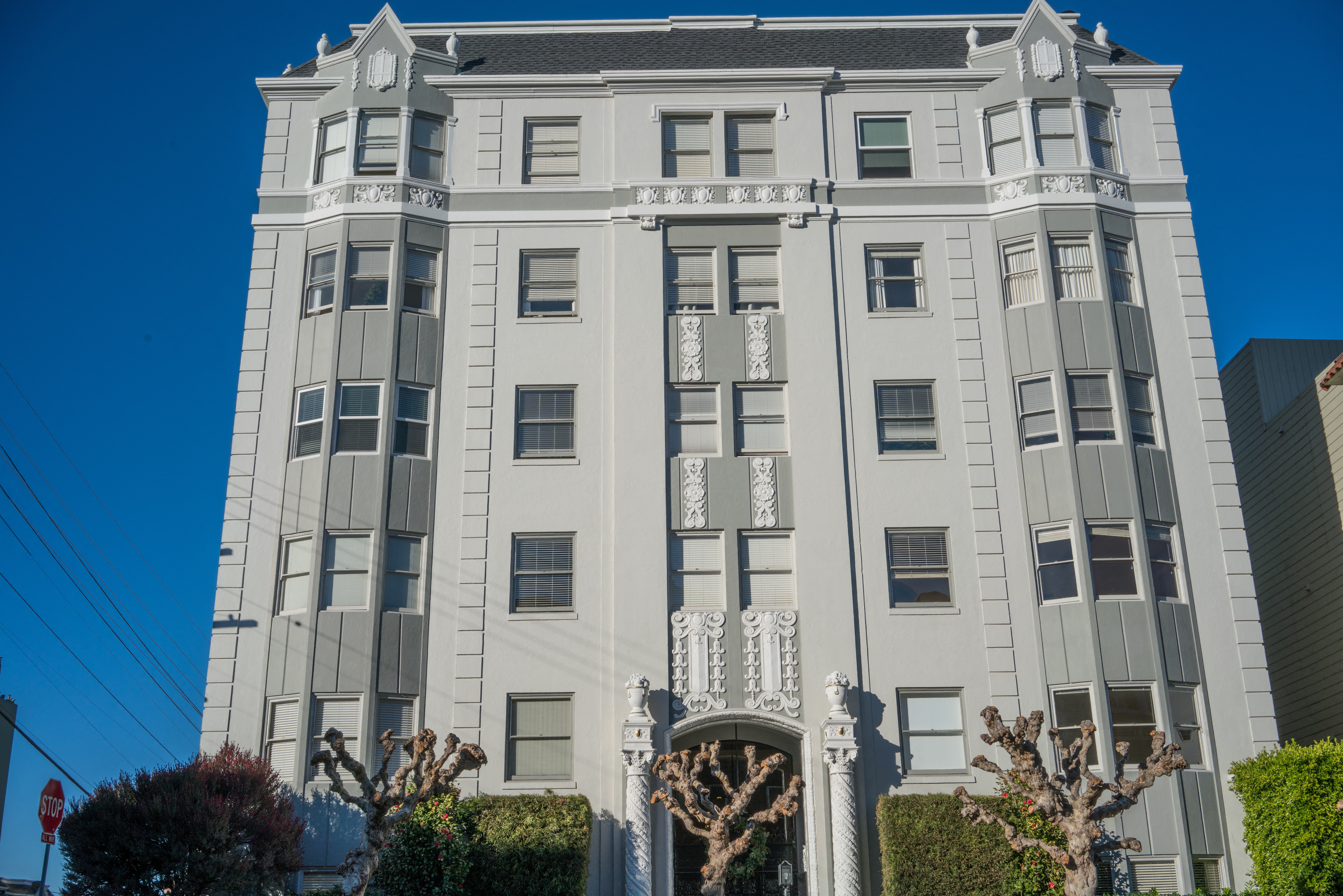 1890 Broadway Exterior 2